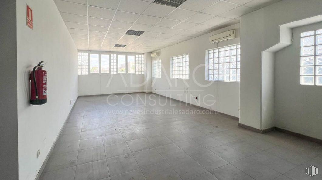 Industrial for sale at Avenida Técnica, Azuqueca de Henares, Guadalajara, 19200 with window, luggage & bags, window blind, fire extinguisher, building, fixture, floor, flooring, hall and wood around