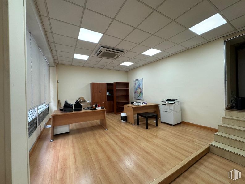 Retail for rent at Calle Unanimidad, Villaverde, Madrid, 28041 with light fixture, lighting, table, property, furniture, interior design, wood, hall, flooring and fixture around