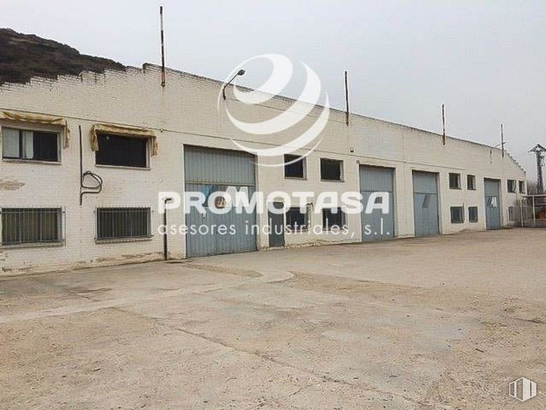 Nave en venta en Zona industrial, Paracuellos de Jarama, Madrid, 28860 con ventana, edificio, cielo, accesorio, fachada, fuente, paisaje, material compuesto, ciudad y señalización alrededor