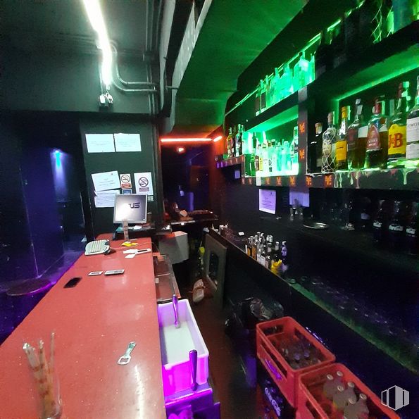 Retail for sale at Calle Jesús del Valle, 34, Centro, Madrid, 28004 with packaged goods, drinking establishment, table, barware, electronic device, machine, entertainment, display device, bottle and magenta around