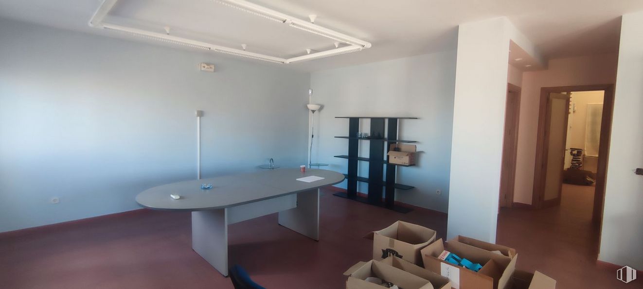 Industrial for rent at Polígono Vicolozano, Ávila, 05194 with desk, table, property, wood, building, flooring, floor, hardwood, house and shelving around