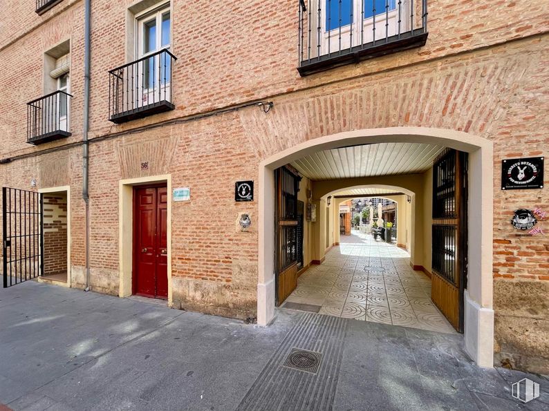 Local en alquiler en Calle Santiago, Alcalá de Henares, Madrid, 28801 con puerta, ventana, superficie de la carretera, accesorio, madera, albañilería, edificio, ladrillo, suelos y fachada alrededor