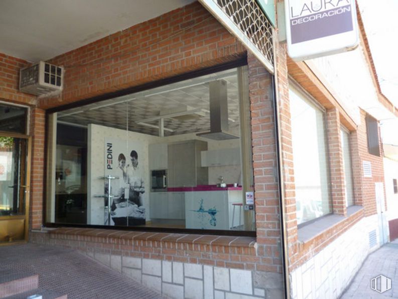 Retail for sale at Calle Maestro Vicente Rodríguez, Fuensalida, Toledo, 45510 with property, building, window, wood, interior design, flooring, floor, fixture, wall and brick around