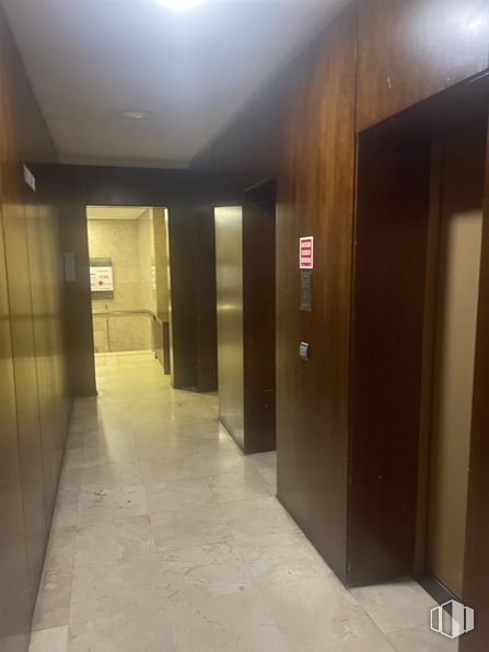 Oficina en venta en Calle Serrano, 213, Chamartín, Madrid, 28016 con armario, accesorio, suelo, suelos, madera, hall, puerta, techo, tintes y matices y hormigón alrededor