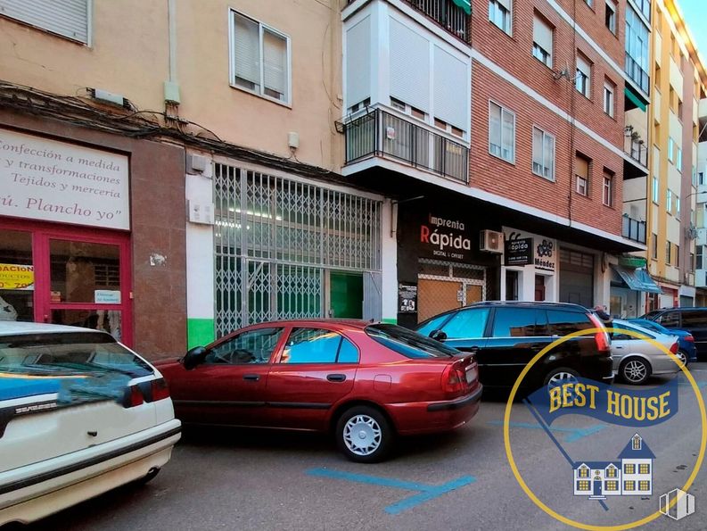 Retail for sale at Zona Centro, Cuenca, 16004 with automotive parking light, car, tire, wheel, land vehicle, vehicle, window, building, automotive side marker light and motor vehicle around