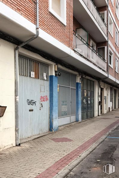 Industrial for sale at Zona Estación, Ávila, 05001 with window, building, plant, road surface, wood, fixture, neighbourhood, facade, city and tints and shades around