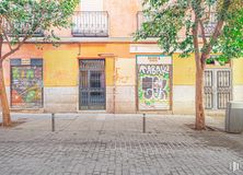 Office for rent at Calle Cabestreros, Centro, Madrid, 28012 with window, building, wall, street, sidewalk, concrete, paint, mural, street art and graffiti around