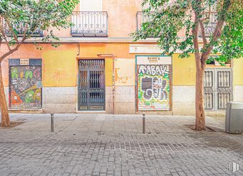 Office for rent at Calle Cabestreros, Centro, Madrid, 28012 with window, building, wall, street, sidewalk, concrete, paint, mural, street art and graffiti around