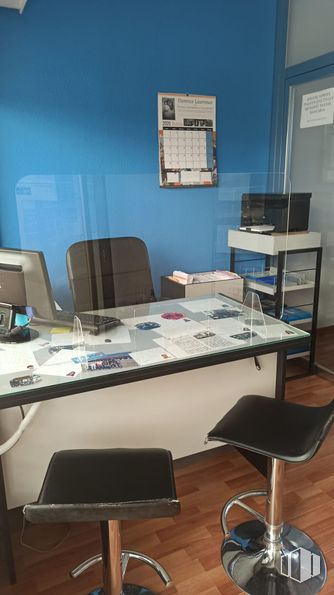 Local en alquiler en Centro Comercial Las Rozas 2, Avenida Atenas, 1, Las Rozas de Madrid, Madrid, 28290 con silla, escritorio, taburete, mesa, pantalla de ordenador, mesa, escritorio del ordenador, silla de oficina, mueble y edificio alrededor