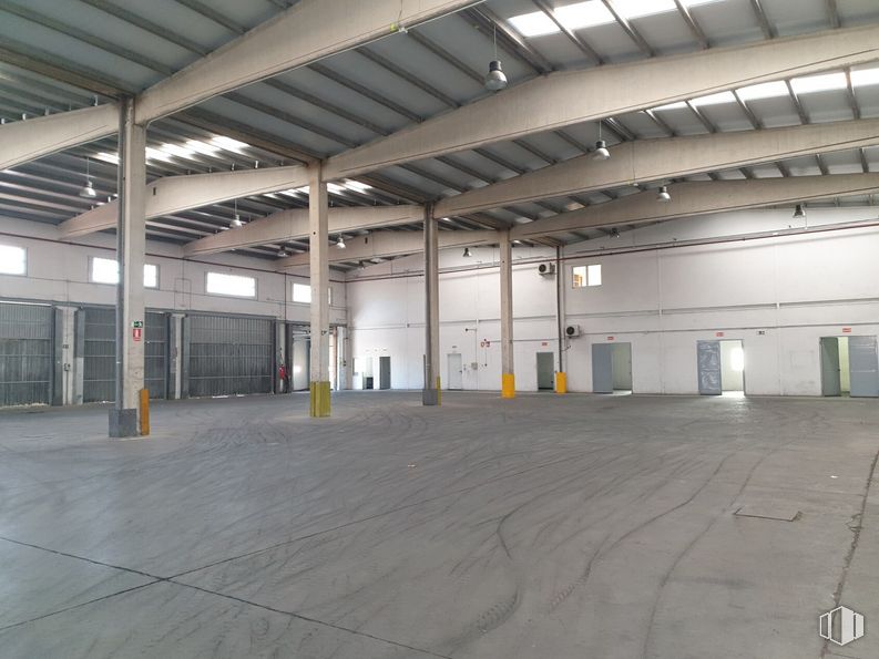 Industrial for rent at Zona industrial Alcalá, Alcalá de Henares, Madrid, 28806 with hall, building, beam, city, ceiling, parking, field house, gas, warehouse and flooring around