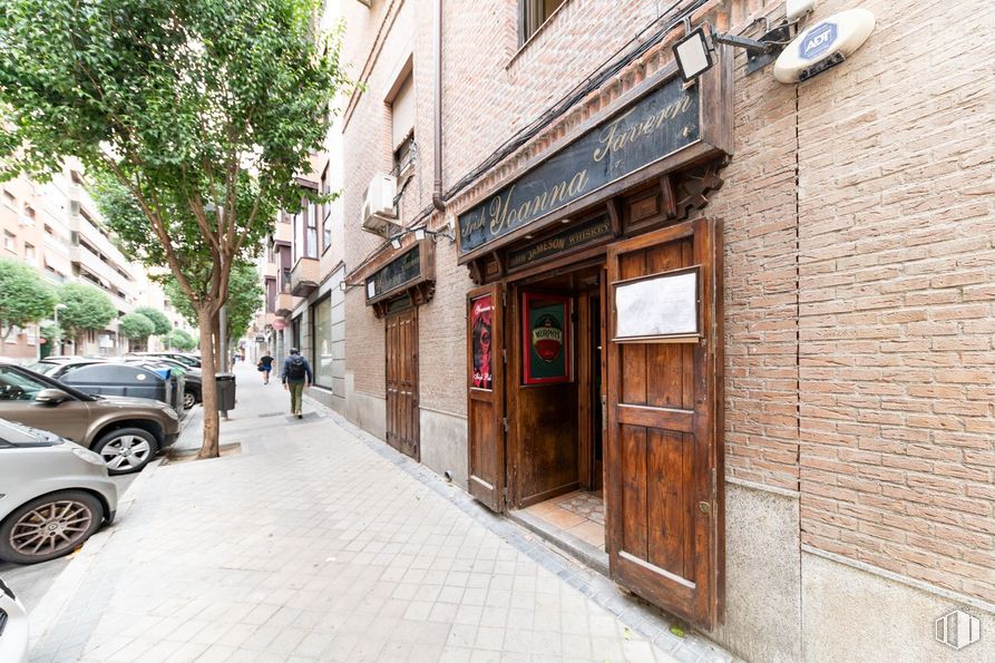 Retail for sale at Zona Pacífico, Retiro, Madrid, 28007 with car, tire, wheel, building, vehicle, infrastructure, door, road surface, tree and neighbourhood around