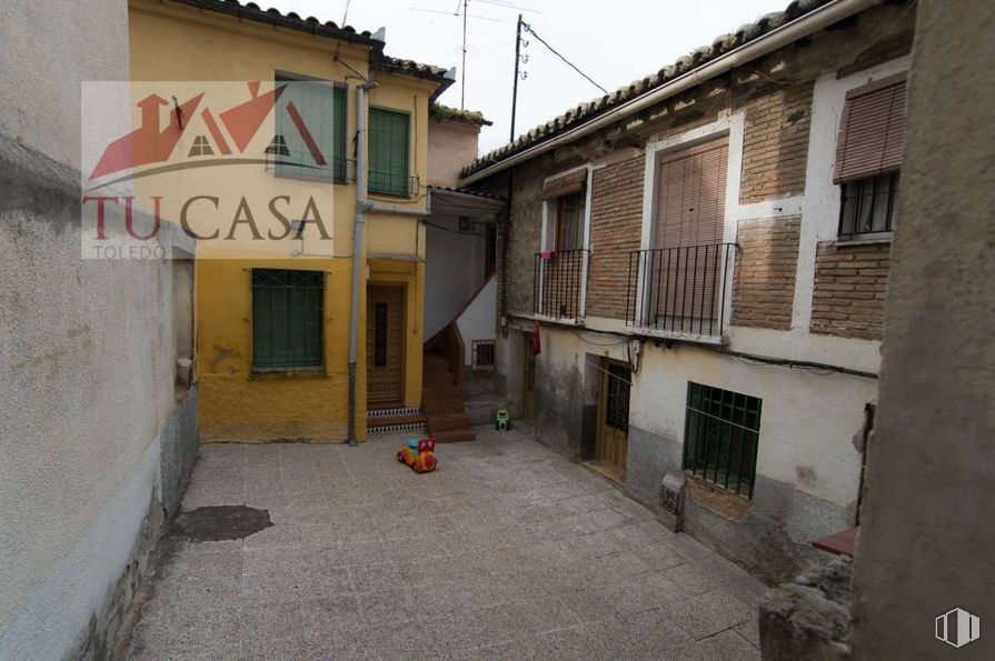 Land for sale at Zona Centro, Toledo, 45003 with window, house, property, sky, building, door, infrastructure, road surface, neighbourhood and public space around