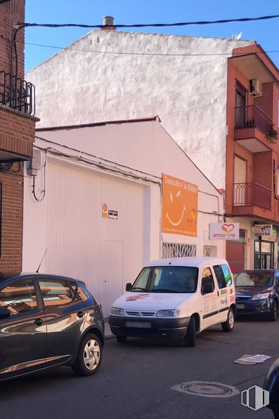 Industrial for sale & for rent at Calle General Yagüe, 4, Fuensalida, Toledo, 45510 with wheel, car, tire, automotive parking light, land vehicle, vehicle, sky, motor vehicle, window and automotive lighting around