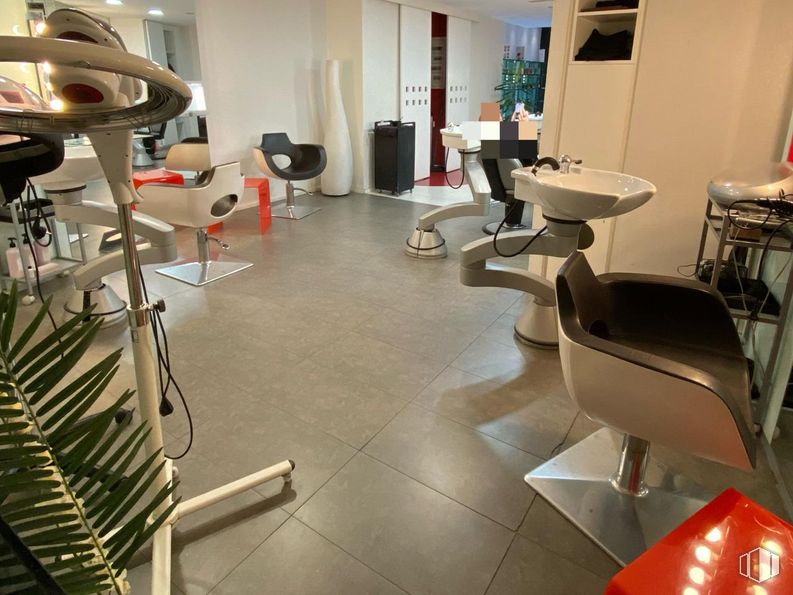 Retail for sale at Avenida General Perón, Tetuán, Madrid, 28020 with chair, sink, interior design, flooring, furniture, floor, beauty salon, ceiling, barber chair and office chair around