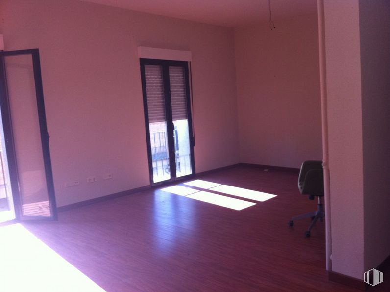 Office for rent at Avenida Acueducto, Segovia, 40001 with chair, door, window, building, fixture, wood, interior design, hall, shade and floor around