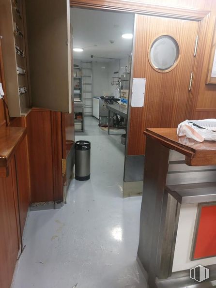 Retail for sale at Calle Doctor Santero, Tetuán, Madrid, 28039 with furniture, mirror, cabinetry, table, building, wood, waste containment, interior design, floor and flooring around