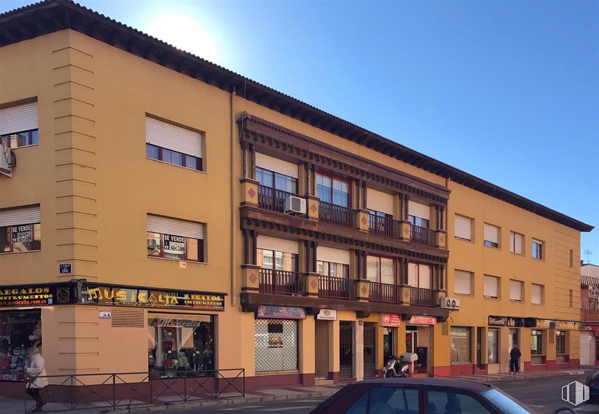 Local en venta en Calle Pajares, Azuqueca de Henares, Guadalajara, 19200 con ventana, edificio, persona, coche, cielo, propiedad, neumático, rueda, diseño urbano y barrio alrededor