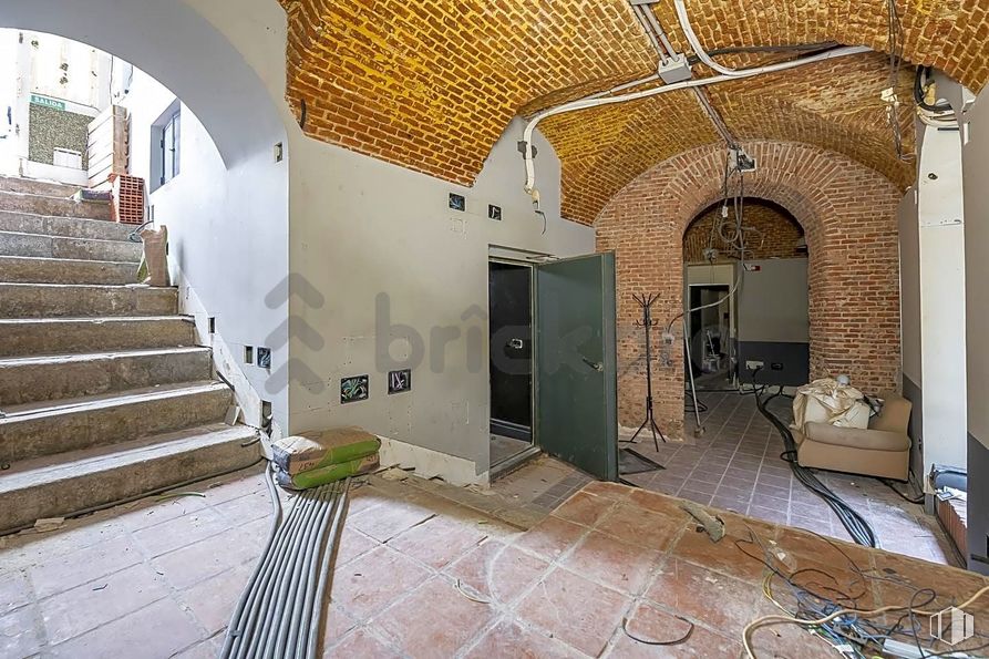 Retail for sale at Calle Nao, 8, Centro, Madrid, 28004 with door, couch, property, building, interior design, floor, wood, flooring, stairs and brickwork around