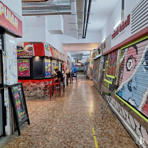 Local en alquiler en Malasaña-Universidad, Centro, Madrid, 28015 con persona, venta al por menor, ir de compras, ciudad, mercado, comercio, cliente, servicio, asentamiento humano y suelos alrededor