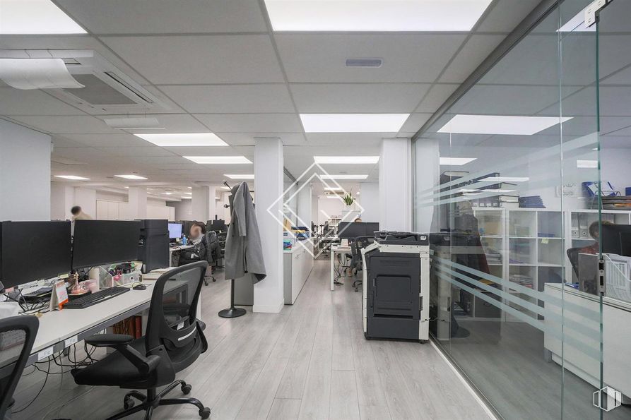 Oficina en alquiler en Zona Bernabéu, Chamartín, Madrid, 28036 con silla, pantalla de ordenador, persona, escritorio, mueble, interiorismo, techo, equipos de oficina, alumbrado y suelos alrededor