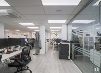 Oficina en alquiler en Zona Bernabéu, Chamartín, Madrid, 28036 con silla, pantalla de ordenador, persona, escritorio, mueble, interiorismo, techo, equipos de oficina, alumbrado y suelos alrededor