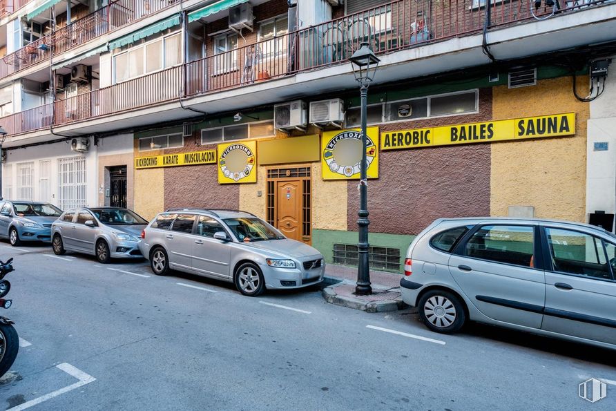 Local en venta en Centro, Móstoles, Madrid, 28938 con coche, rueda, neumático, ventana, iluminación del automóvil, luz de estacionamiento, luces traseras y de freno, coche familiar, vehículo de lujo y puerta del coche alrededor