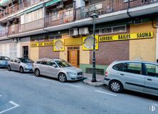 Local en venta en Centro, Móstoles, Madrid, 28938 con coche, rueda, neumático, ventana, iluminación del automóvil, luz de estacionamiento, luces traseras y de freno, coche familiar, vehículo de lujo y puerta del coche alrededor