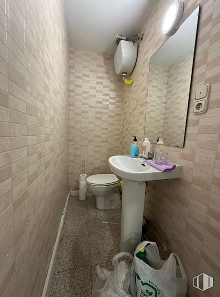 Retail for sale & for rent at Calle Carretería, Cuenca, 16002 with toilet, sink, mirror, property, plumbing fixture, tap, bathroom sink, building, bathroom and purple around