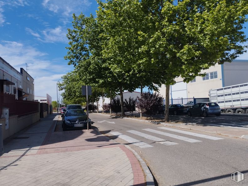 Land for sale at Avenida Trabajadores, 19, Torrijos, Toledo, 45500 with car, building, motor vehicle, infrastructure, sky, road surface, wheel, vehicle, asphalt and tree around