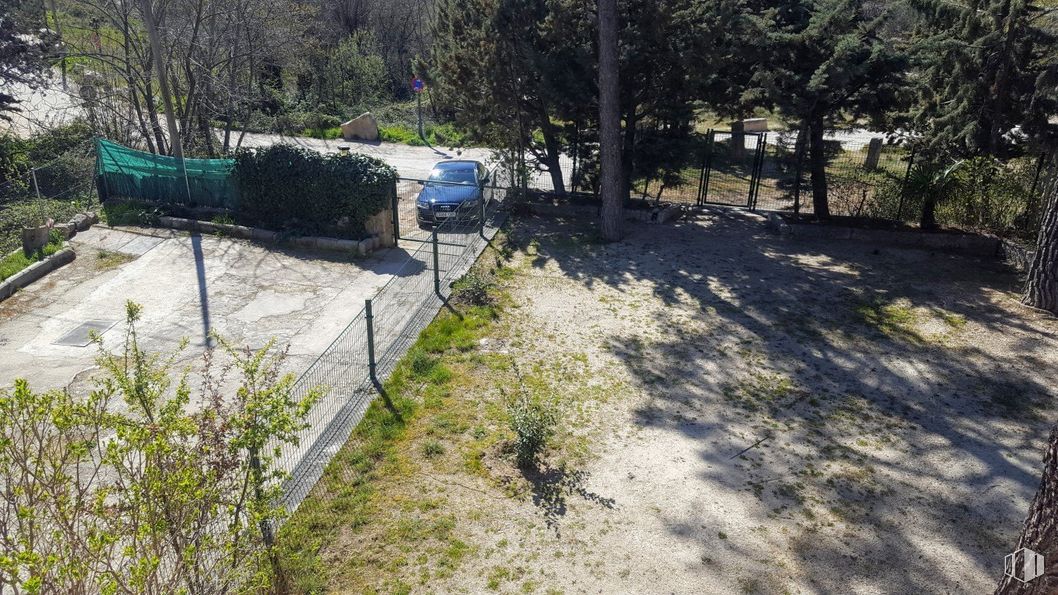 Retail for sale at Zona La Pedriza, Manzanares el Real, Madrid, 28410 with plant, plant community, tree, road surface, land lot, asphalt, slope, grass, shrub and thoroughfare around