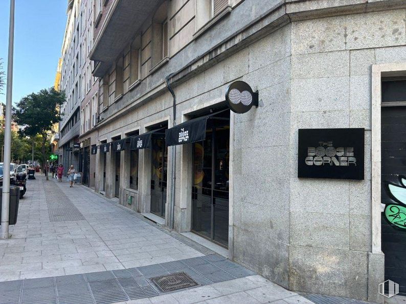 Local en alquiler en Calle Ponzano, 38, Chamberí, Madrid, 28003 con edificio, superficie de la carretera, ventana, diseño urbano, fachada, cielo, acera, ciudad, carretera y árbol alrededor