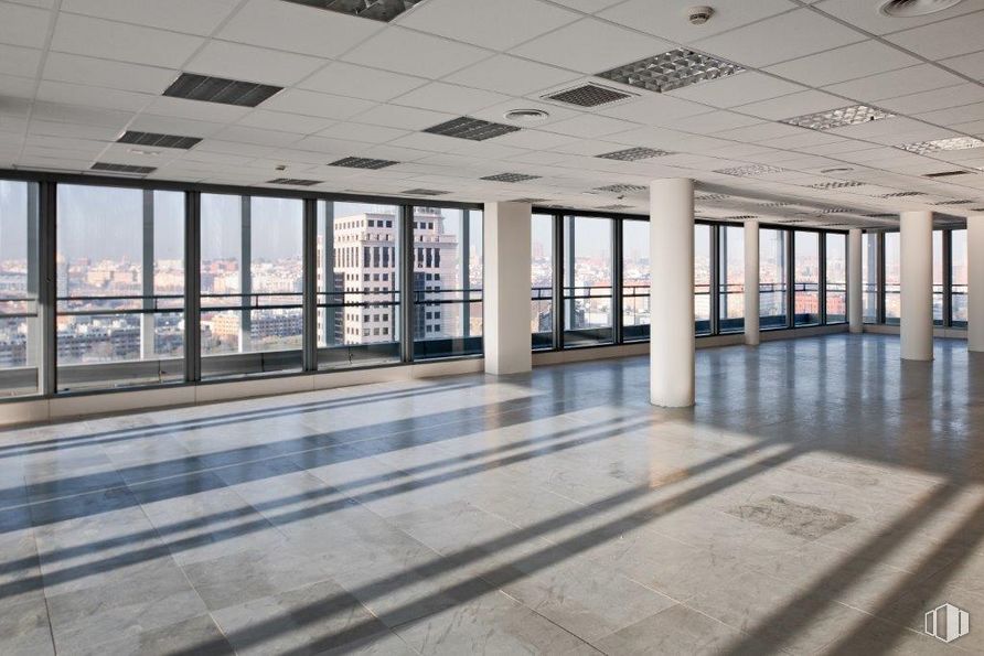 Oficina en alquiler en Torre Indocentro, Calle Retama, 7, Arganzuela, Madrid, 28045 con edificio, tiempo de día, accesorio, entrada, diseño de interiores, piso, suelo, ventana, suelo de baldosas y bienes raíces alrededor