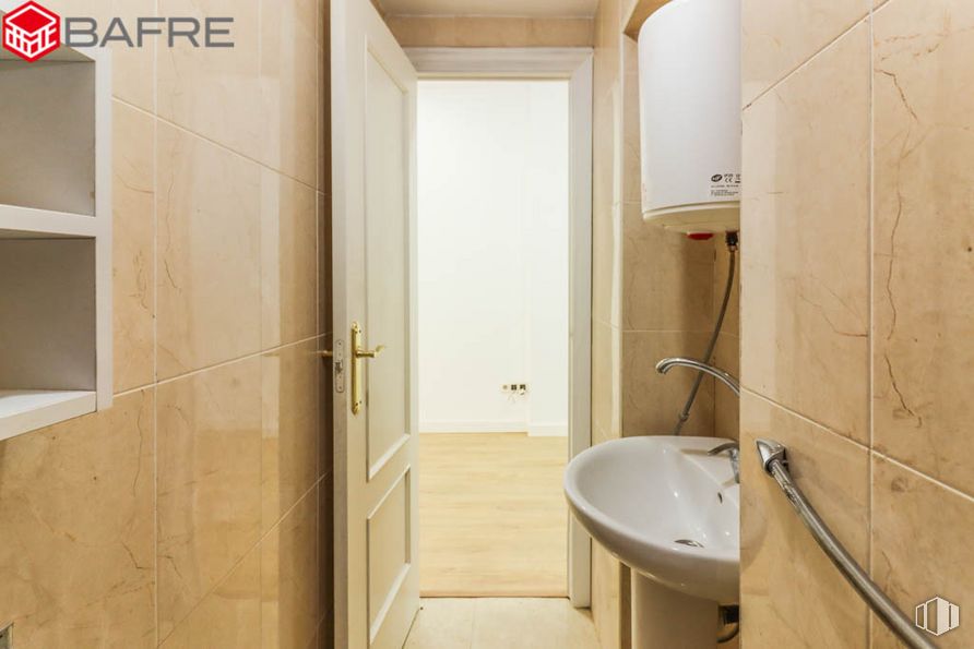 Retail for sale at Calle Antonio Salvador, Usera, Madrid, 28026 with sink, tap, plumbing fixture, property, building, bathroom, fixture, wood, interior design and architecture around