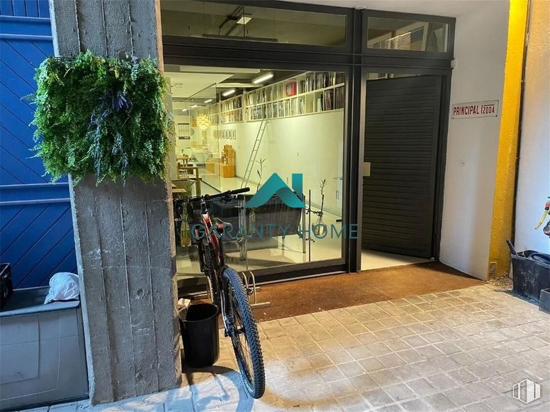 Office for rent at Barrio Pacífico, Retiro, Madrid, 28007 with bicycle, tire, wheel, bicycle wheel, door, plant, building, yellow, flooring and floor around