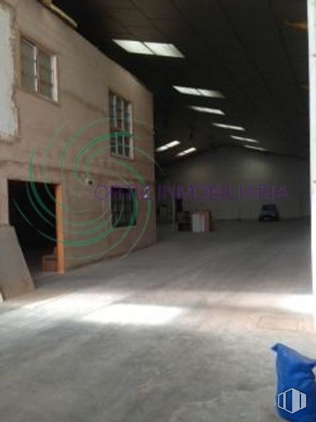 Industrial for sale & for rent at Carretera Alcázar, Cuenca, 16003 with window, property, fixture, flooring, floor, hall, wall, building, tints and shades and concrete around