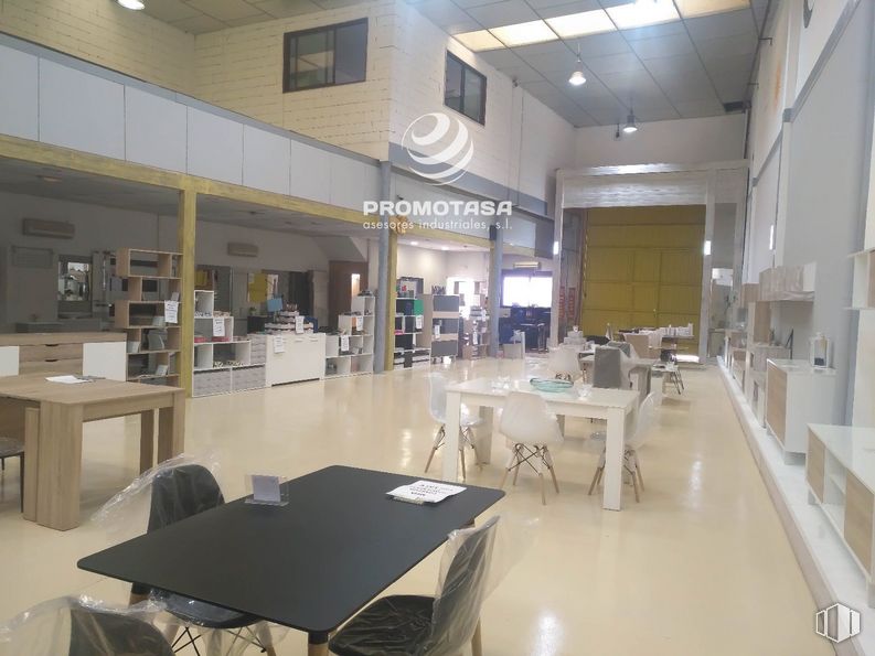 Nave en alquiler y venta en Zona industrial, Rivas-Vaciamadrid, Madrid, 28529 con mesa, silla, propiedad, accesorio, interiorismo, arquitectura, edificio, suelo, escritorio y suelos alrededor