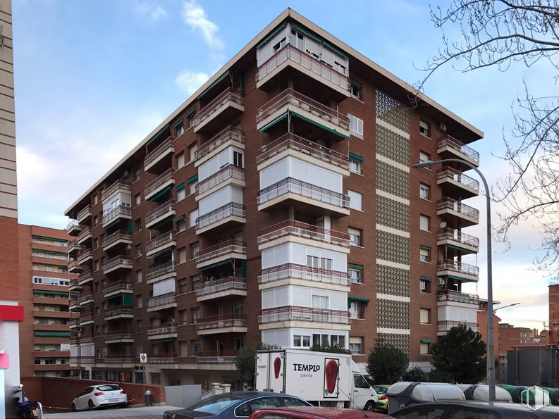 Retail for sale & for rent at Calle Rufino Blanco, 4, Guadalajara, 19003 with building, car, sky, cloud, daytime, wheel, property, window, vehicle and tower block around