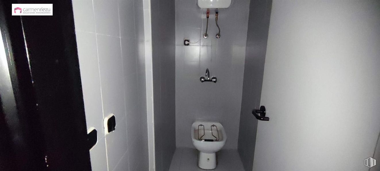 Retail for sale at Calle Naves, Arganzuela, Madrid, 28005 with toilet, bidet, plumbing fixture, white, light, bathroom, fixture, lighting, interior design and grey around