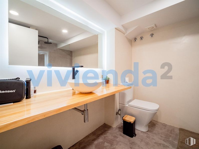 Retail for sale at Calle Rodas, 8, Centro, Madrid, 28005 with toilet, countertop, mirror, property, sink, plumbing fixture, tap, building, bathroom and flooring around