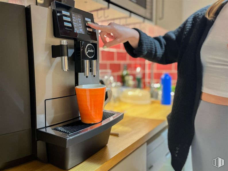 Oficina en alquiler en Edificio Centro, Calle Orense, 11, Tetuán, Madrid, 28020 con parte superior, ropa de calle, cafetera, taza, taza de café, máquina de café expreso, ropa, vajilla, beber y encimera alrededor