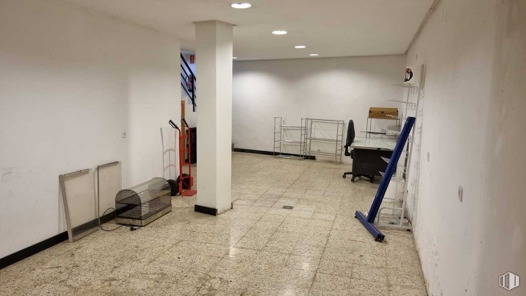 Retail for sale & for rent at Avenida Real, Vicálvaro, Madrid, 28032 with flooring, floor, hall, ceiling, event, building, chair, flag, art and fixture around