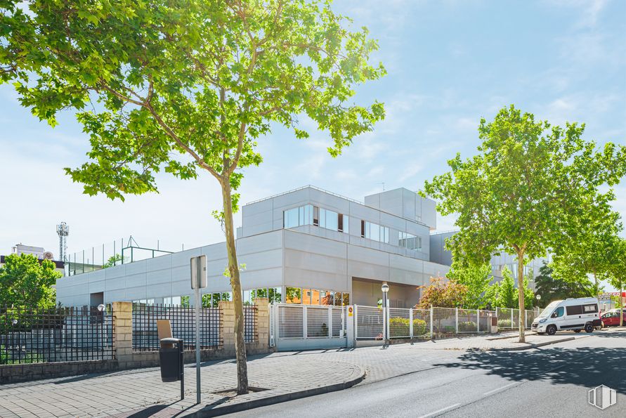 Oficina en alquiler en Avenida Industria, 37, Tres Cantos, Madrid, 28760 con edificio, camioneta, cielo, nube, árbol, rueda, superficie de la carretera, diseño urbano, asfalto y sombra alrededor