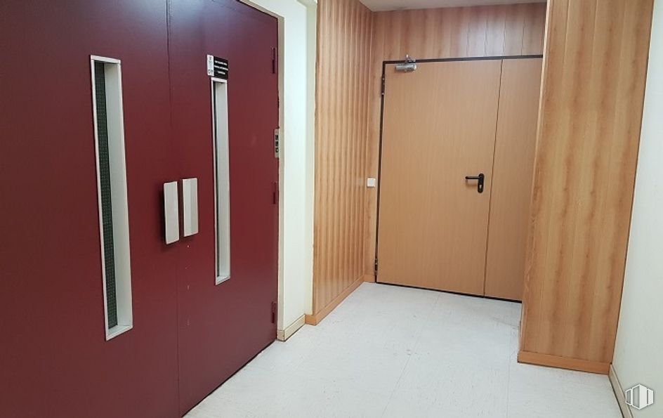 Oficina en alquiler en Calle Albasanz, 75, San Blas - Canillejas, Madrid, 28037 con puerta, accesorio, edificio, madera, asa, suelo, casa, suelos, techo y madera dura alrededor