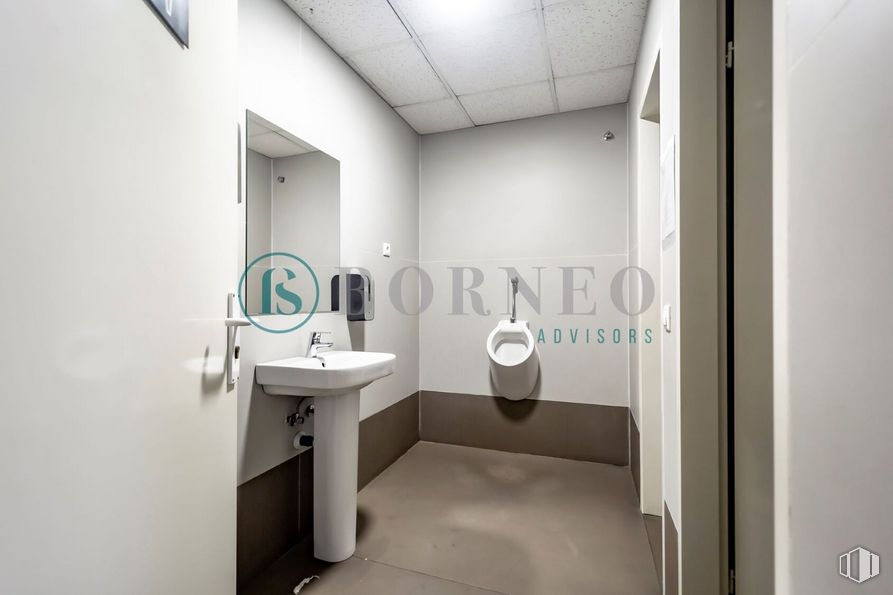 Industrial for rent at Edificio Novosur, Avenida Rosales, 42, Villaverde, Madrid, 28041 with sink, mirror, tap, plumbing fixture, property, bathroom sink, fixture, bathroom, interior design and wood around