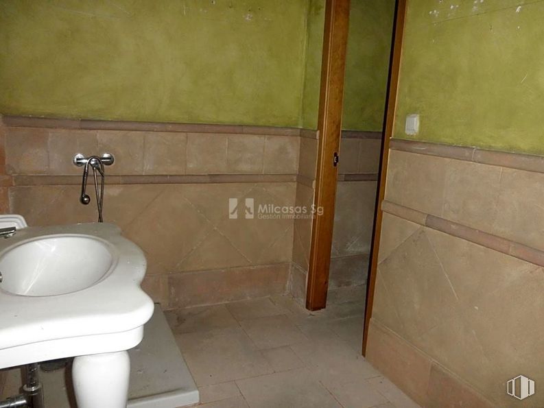 Retail for sale at Zona Centro, Sepúlveda, Segovia, 40300 with sink, property, plumbing fixture, toilet, toilet seat, bathroom, fixture, flooring, floor and wall around