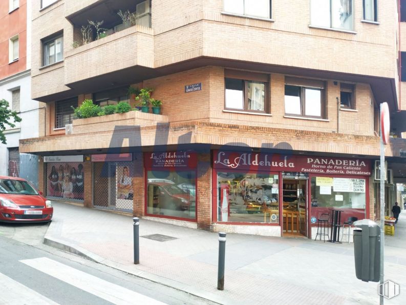 Local en alquiler y venta en Calle Gaztambide, Chamberí, Madrid, 28015 con coche, edificio, ventana, contenedor de basura, vehículo, casa, barrio, fachada, inmobiliario y matrícula del vehículo alrededor