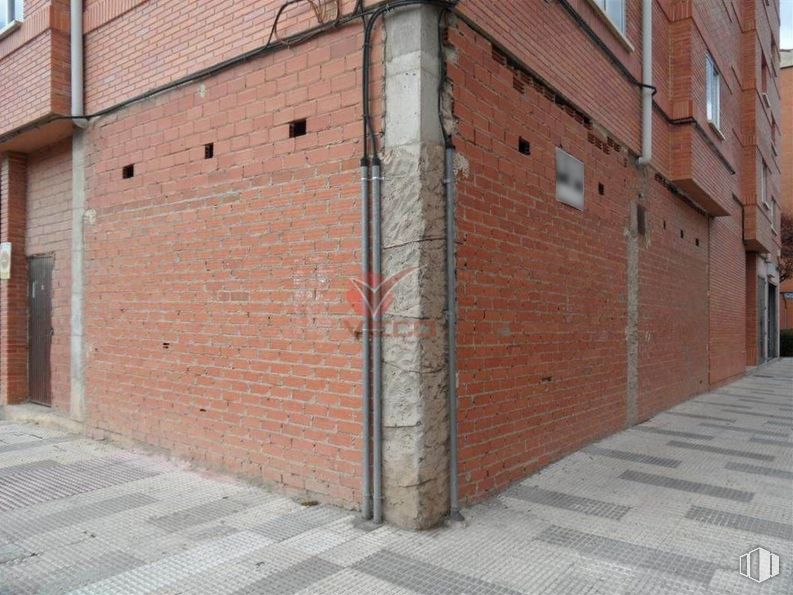 Retail for sale at Zona Reyes Católicos, Cuenca, 16003 with building, road surface, wood, window, brick, brickwork, building material, asphalt, composite material and fixture around