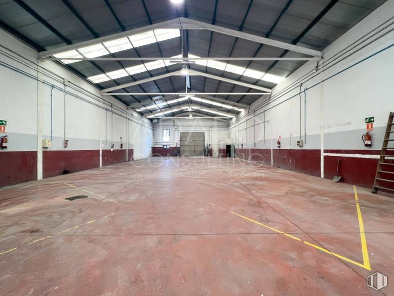 Industrial for sale at Calle Bronce, Cobeña, Madrid, 28863 with ladder, flooring, floor, ceiling, hall, daylighting, building material, beam, fluorescent lamp and sports venue around