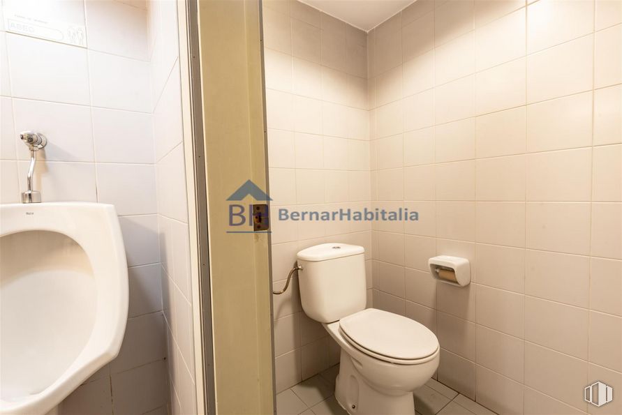 Local en alquiler en Malasaña-Universidad, Centro, Madrid, 28015 con inodoro, cuarto de baño, accesorio, negro, morado, asiento del inodoro, edificio, fluido, suelo y línea alrededor