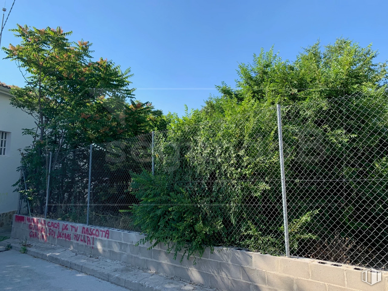 Land for sale at Zona centro, Seseña, Toledo, 45223 with sky, plant, fence, road surface, asphalt, mesh, wire fencing, shade, tree and home fencing around